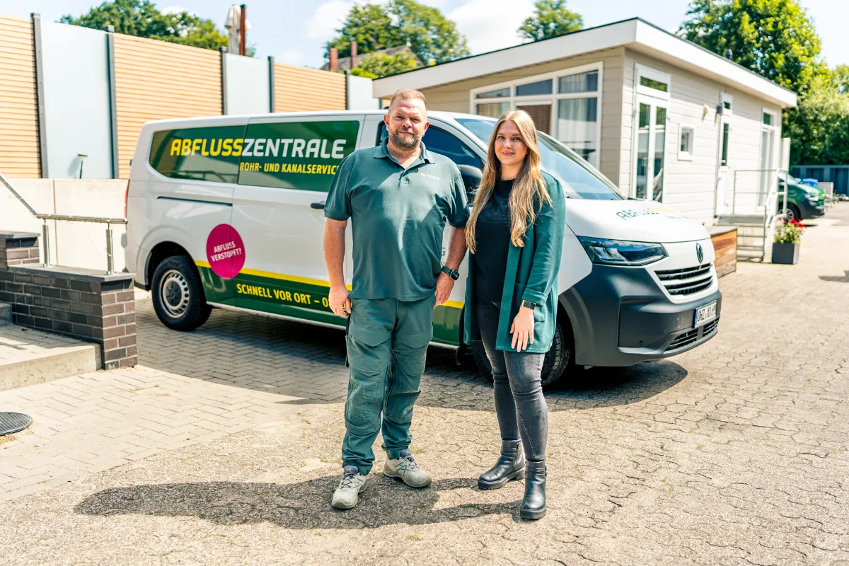Das Team der Abflusszentrale vor dem beschrifteten Einsatzfahrzeug in Ritterhude
