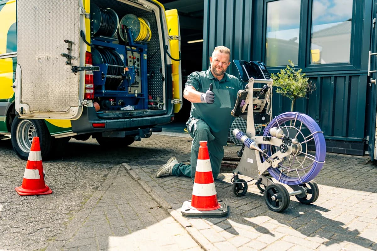 Techniker ortet mit Messgerät eine verdeckte undichte Stelle im Haus